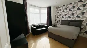 Budget Double Room in Acton, Near Central London & Heathrow - Image 2