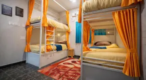 Rayzen Stays & Backpackers Hostel - Image 2