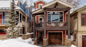 KBM Resorts Luxurious Private Home Easy Walk to Old Town with 2 Family Rooms and BBQ PWS-957 - Image 2