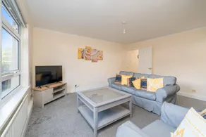 Modern 2BR Apartment w/ Free Parking in Redhill - Image 2