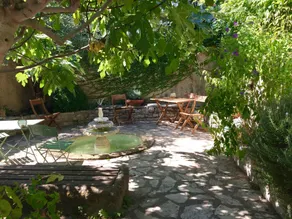 Ancien chai avec terrasse et jardin - Image 5