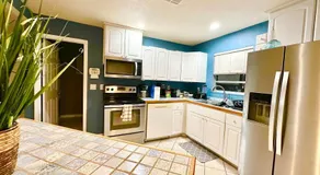 Luxurious Cottage With Full Yard Near The Beach - Image 4