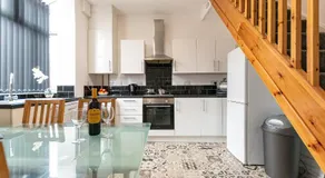 Comfortable 2BR House in Bolton Ideal for Work & Extended Stays - Image 2