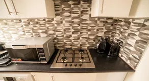 Entire 2 Bedroom Ground Floor Apartment Cardiff City Centre & Stadium - Image 5