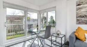Executive Apartment, Free Parking, West End - Image 3