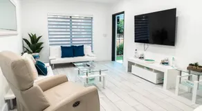 Luxury Retreat 3B ,2Ba POOL , Coral Gables Center - Image 2