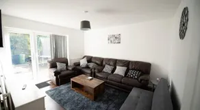 Spacious 3 Bed Home Manchester Airport Free Parking - Image 2