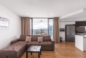 Spacious River Front 2 Bed Apt Central Location - Image 3