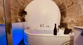 Luxe Caché Balnéo et Sauna Privés - 372 - Image 3