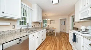 Peaceful Retreat with Large Garden in Summer Oaks - Image 3