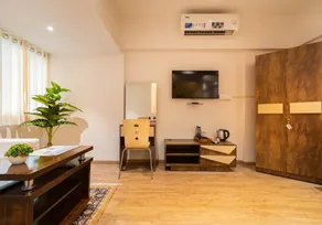 Spacious King Bedroom with living space - Image 4