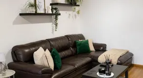 Quarto Premium em Casa Moderna - Conforto & Design - Image 2