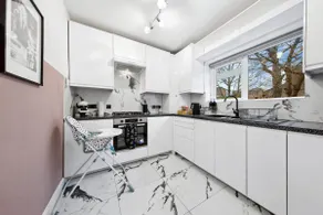 Luxe Stays - Sleeps 7 - Jacuzzi - Image 3
