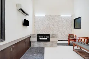 Townhouse Sector 51 Noida Near Metro Station - Image 4