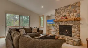 Lukins Lodge By The Lake Hot Tub - Image 2