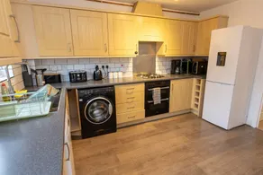 Charming 5-Bedroom Townhouse in Central Gloucester - Image 4