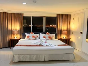 Summit Pavilion Hotel - Image 2