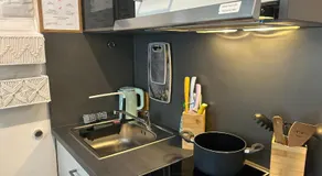 ModernesMiniZimmer-Stadtnah-SelfCheckIn-Parkplatz - Image 2