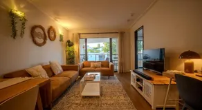 Sleeps 8 Near UQ 10 mins CBD Dual Living - Image 2
