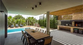 luxury Villa One Way - Image 2