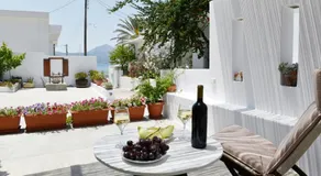 Cristina's House, Elegant Boho residence walk to Adamas Port - Image 3