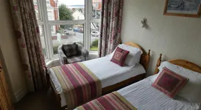 Hurst Dene Aparthotel - Image 2
