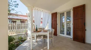 Stunning Villa - private garden - front beach- free parking - Image 5