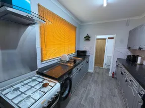 Zen-Inspired Flat - Easy Access to Central Reading - Image 5