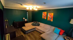 Cozy Four-Bedroom Home with Hot Tub, Garden, CONTRACTORS WELCOME - Close to Shops, Restaurants, Hospital and Park - Image 2
