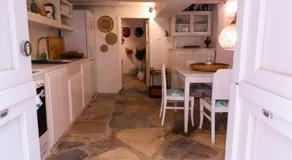 Rustic house in Ano Syros - Image 5