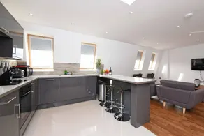 Spacious 3BR Apartment Next to Clapham Junction, 1Min to Trains, Battersea - Image 5
