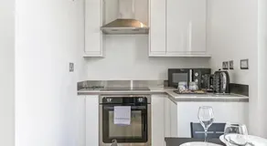 Executive 1 bed apt close to Cardiff city centre FREE parking quiet workspace fast internet - Image 5