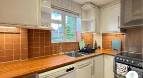 4 Bedroom spacious home with parking sleeps 9 - Image 5