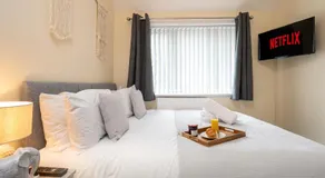Stylish Three Bedroom Property With Parking - Image 2