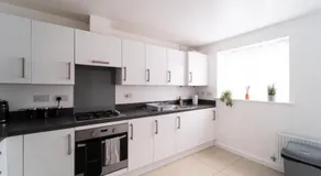 Stylish 3-bed Gloucester house with Free Driveway Parking for 2 cars - Image 4