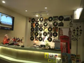 Golden Hotel - Image 5