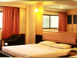 Pradipat Hotel - Image 2