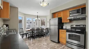 Executive-BBQ-Full-Kitchen-Washer-Dryer-Sauna-Backyard-Parking-Air-Conditioning - Image 3