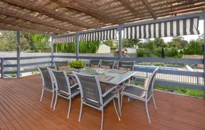 Tranquil Peninsula family getaway with pool - Image 3