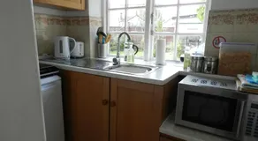 The Old Dairy, comfy 1 bedroom apartment with lounge,bathroom and kitchenette near town, pubs and walks - Image 3
