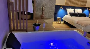 LA BULLE ROMANTIQUE, Suite avec jacuzzi privatif - Image 5