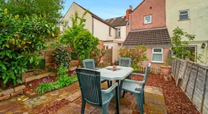 Convenient 4 Bed Homely Retreat in Wolverhampton - Image 4