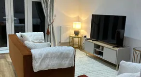 Kings Reach Slough nr Legoland and Ascot Stylish Homely House Sleeps Eight - Image 2