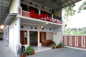 RedDoorz Syariah near Alun Alun Pacitan 2 - Image 5