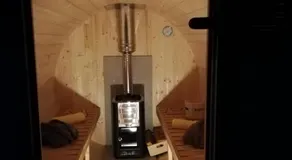 Pod orehom drvena kuća i sauna - Image 2