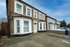 West Ealing Serviced Apts- 2 Bedroom 2 Bath Parking Near Station with Off Street Parking By 360Stays - Image 4