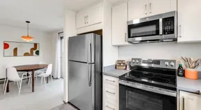 Cozy Hilltop Seattle Stay with Yard & Parking - Image 3
