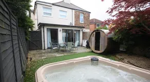 Bournemouth Hot Tub & Sauna Holiday Let - Image 2
