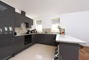 Spacious 3BR Apartment Next to Clapham Junction, 1Min to Trains, Battersea - Image 2