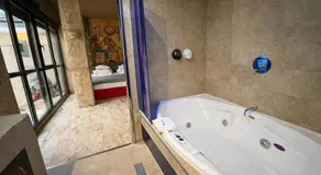 V Hotel - Image 3